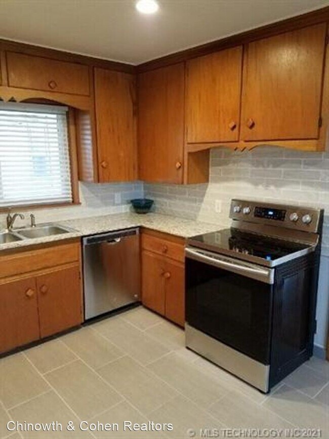 Building Photo - 3 br, 1 bath House - 3240 S Toledo Ave