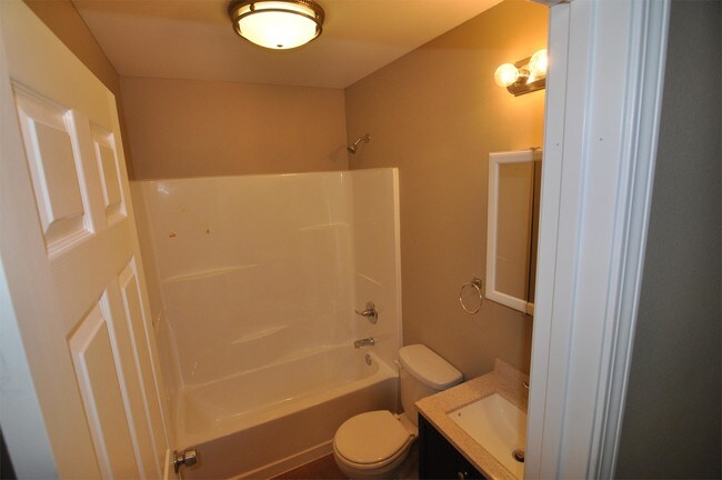 Building Photo - 574 Tracy Dr