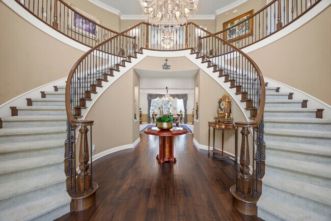 Foto del edificio - Exquisite Luxury Living in the Moorpark Country Club Estates