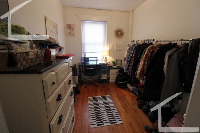 Building Photo - large 2 bed with porch