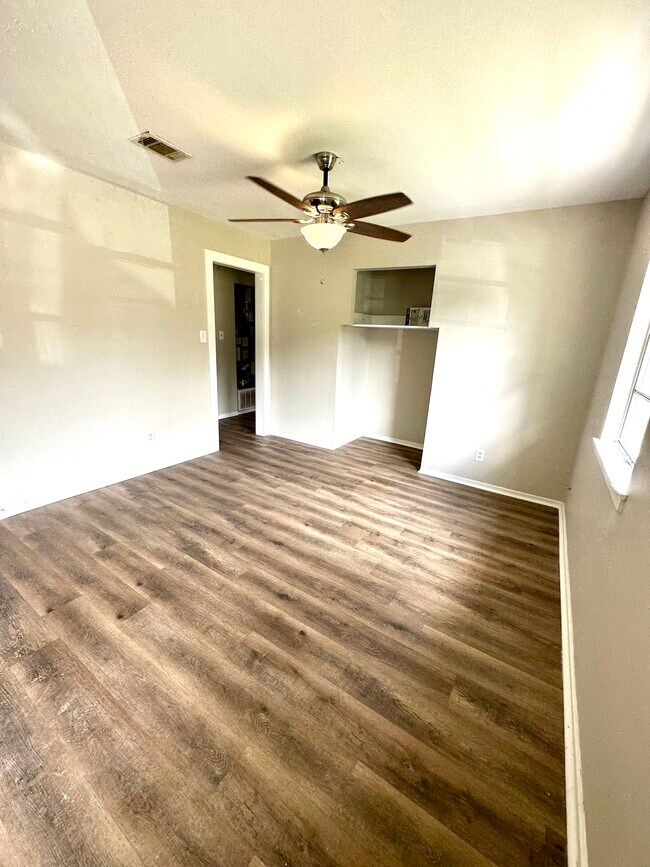 Living room - 916 Fremont Ave