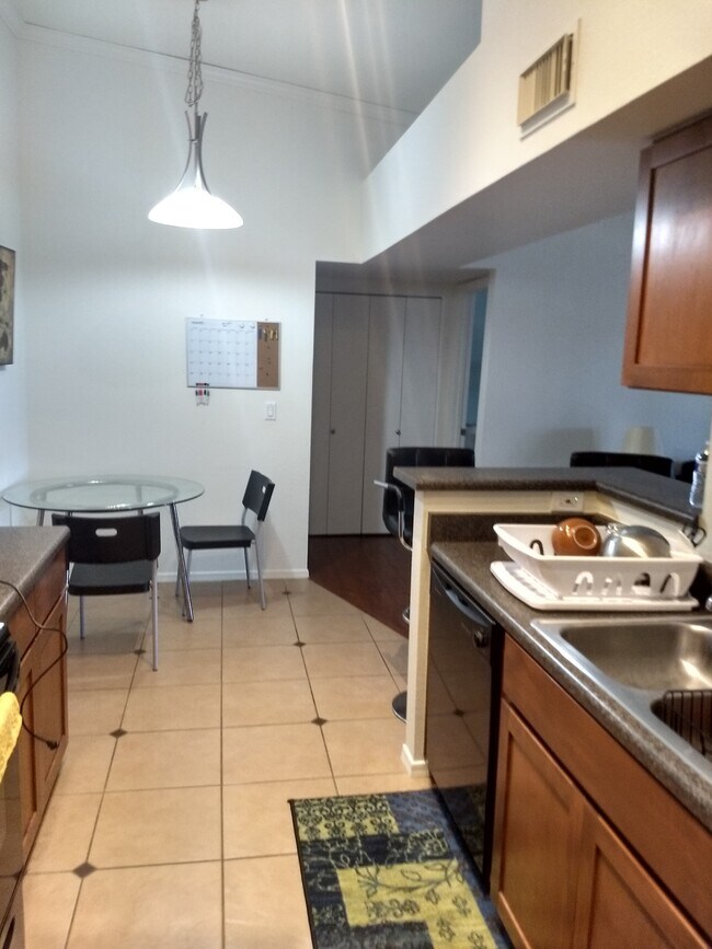 Foto del edificio - 1385 W University Ave