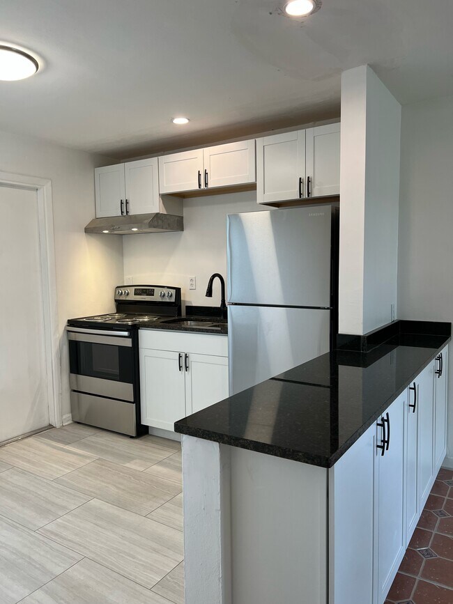 kitchen - 913 Highland Ave N