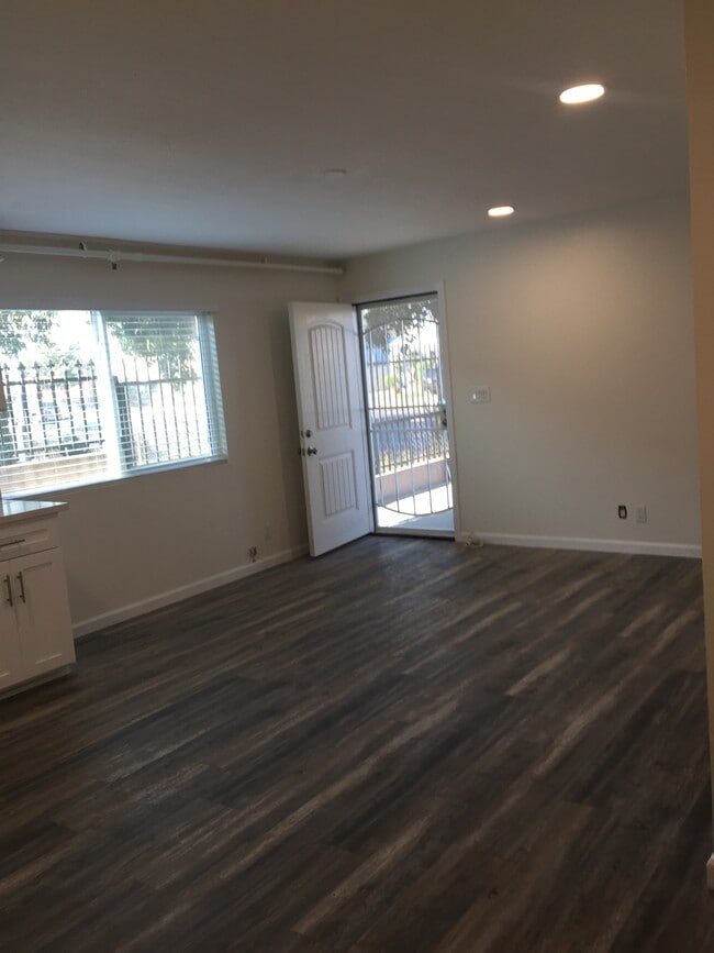 Building Photo - 516 W Century Blvd