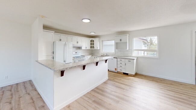 Building Photo - 9639-9685 85 Ave
