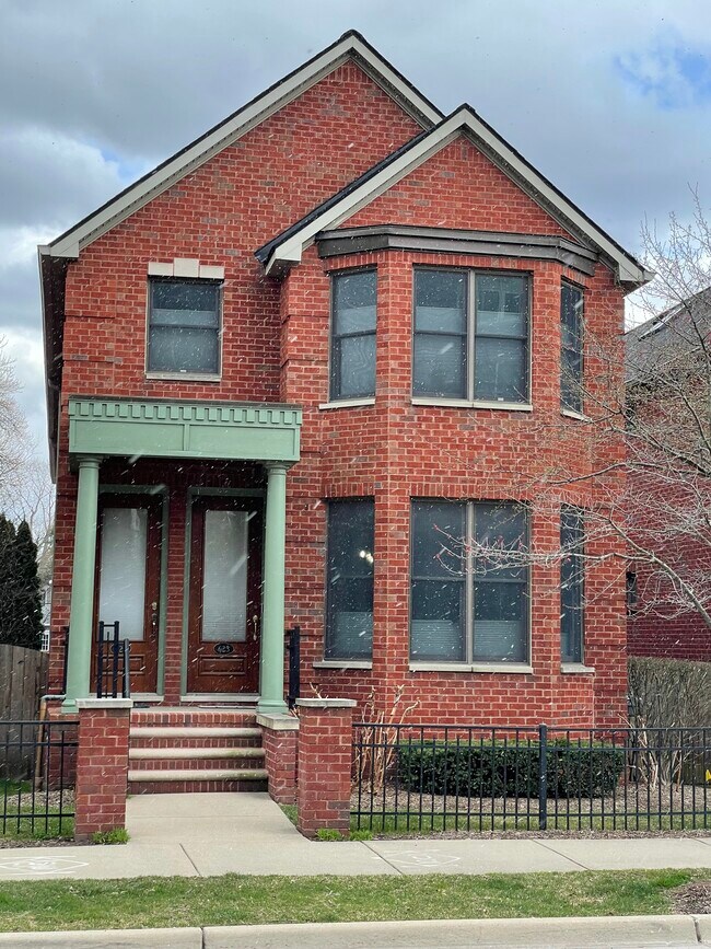 Foto del edificio - 625 S Troy St