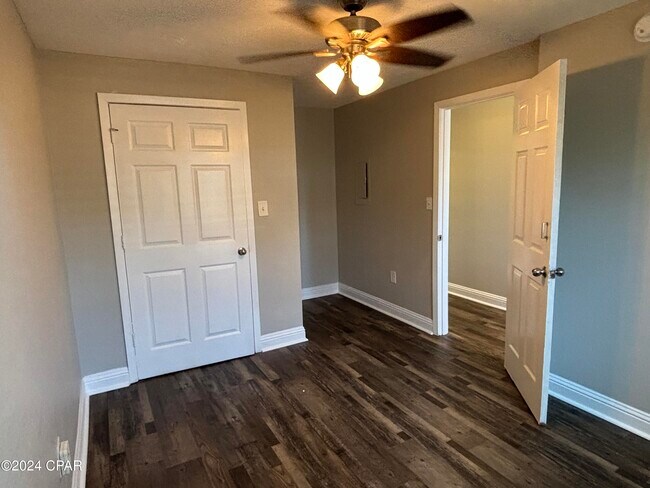 Foto del edificio - 5505 Sun Harbor Rd