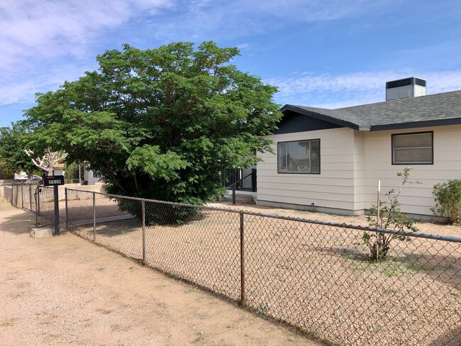 Building Photo - Cute 3 Bedroom Home on Large Fully Fenced ...