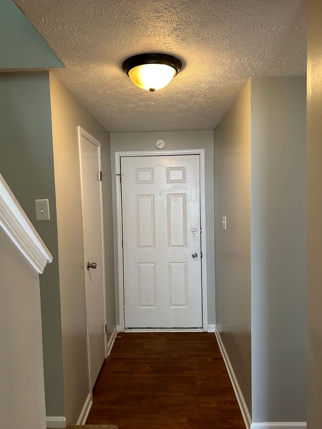 Building Photo - Convenient West-End Townhome