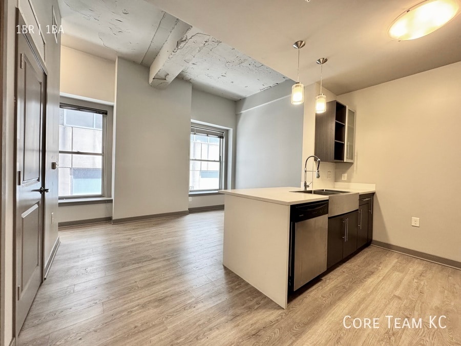 Primary Photo - 306 E. 12th St.-903