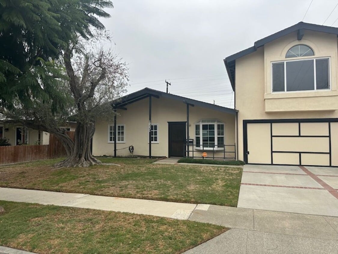 Foto principal - Remodeled 3 Bedroom 2 Bath 2 Story Home