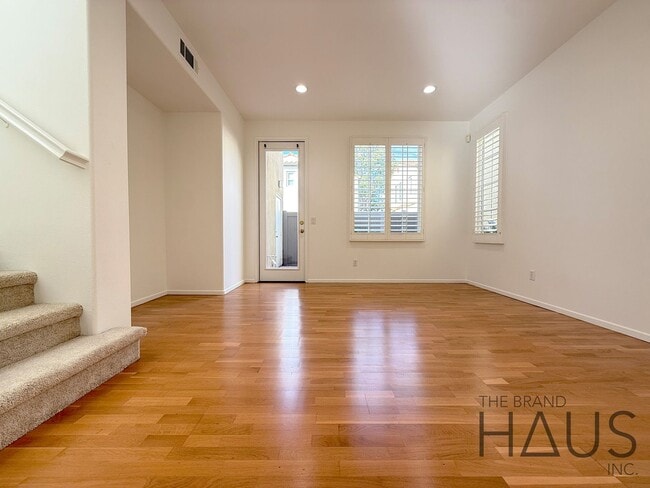 Foto del edificio - Desirable Oak Creek Community Detached Home with Two Car Garage