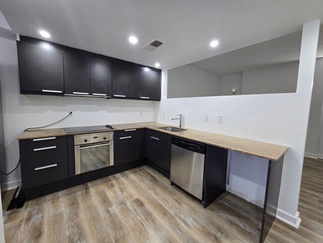Building Photo - Modern 1 bed 1 bath available now
