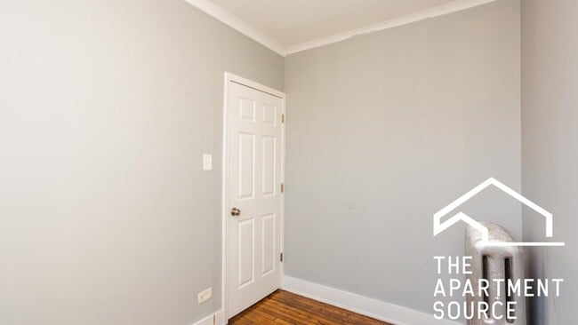 Photo - 6949 S Paxton Ave (Chicago, IL) Apartment
