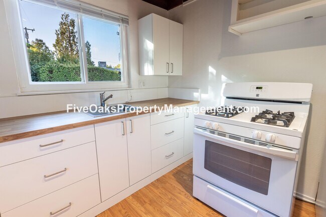 Foto del edificio - 3730 Edison Ave