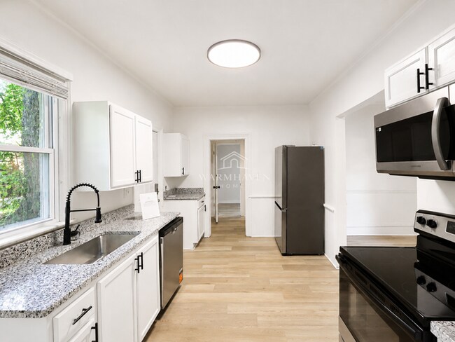 Foto del edificio - 688 Sherman | Inviting Home With A Clean Modern Interior