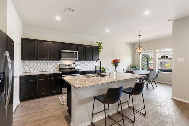 Foto del edificio - 15042 Eastern Wood Rd