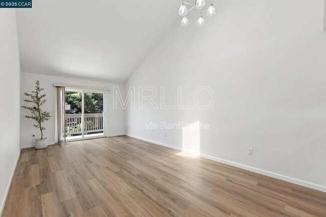 Building Photo - 3847 Vineyard Ave