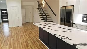 Foto del edificio - 5126 Lyndhurst Dr
