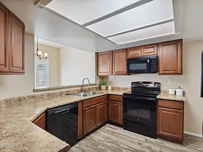 Building Photo - READY TO TOUR NOW! Charming 3-Bedroom 3-Bathroom Corner Townhouse in Peoria!