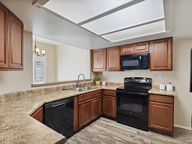 Foto del edificio - READY TO TOUR NOW! Charming 3-Bedroom 3-Bathroom Corner Townhouse in Peoria!