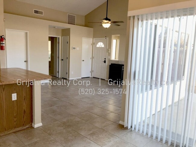 Building Photo - 3 Bedroom, 2 Bath Townhouse For Rent  (Los...
