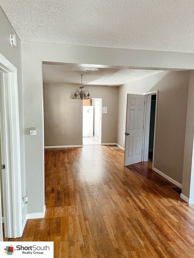 Building Photo - 5 Bed 3 Bath w/4 Stall Garage off Alpine A...