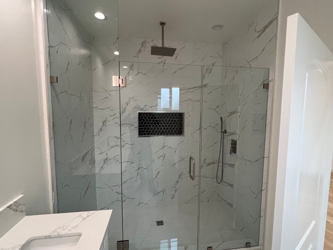 Master bath - 13620 Leadwell St