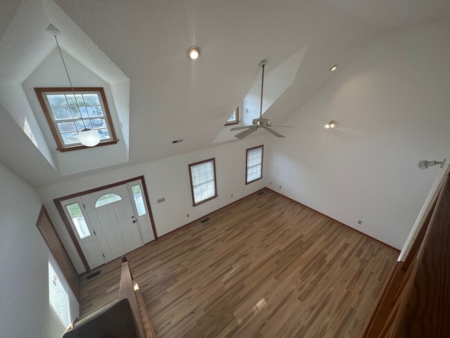 Building Photo - 3 Bedroom/2.5 Bathroom home available in M...