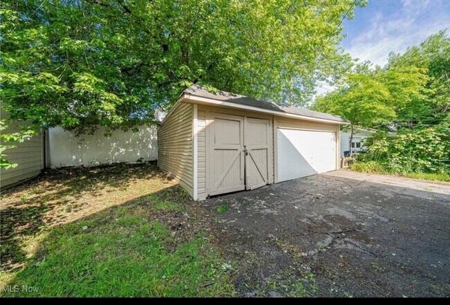 Foto del edificio - 2206 Lewis Dr