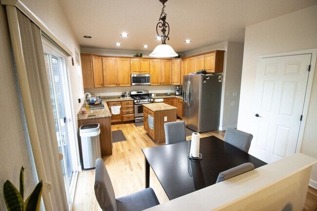 Building Photo - Spacious & Pet-Friendly 3-Bedroom Home in ...
