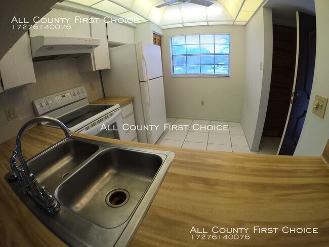 Building Photo - Spacious First Floor Ridge Groves Condo