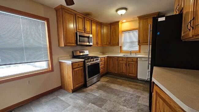 Building Photo - "Excellent 3-Bedroom Townhouse Retreat in St. Louis Park - 1359 Sq Ft of Comfort!"