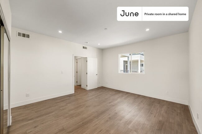 Building Photo - Private bedroom in 4 bed/4 bath Home
