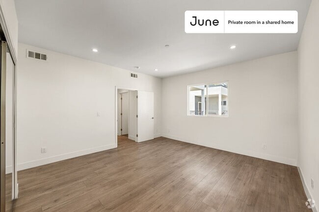 Building Photo - Private bedroom in 4 bed/4 bath Home