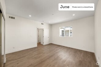 Building Photo - Private bedroom in 4 bed/4 bath Home