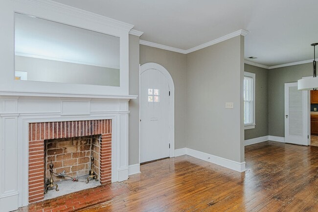 Building Photo - 3 Bed-2 Bath Bungalow in Burlington available  JULY