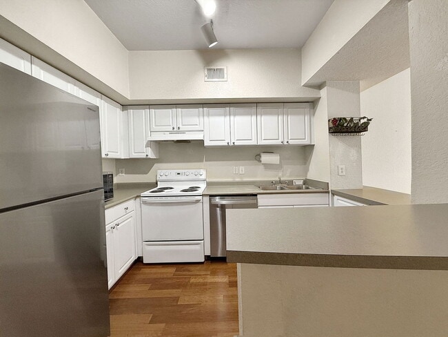 Building Photo - 402 S Armenia Ave