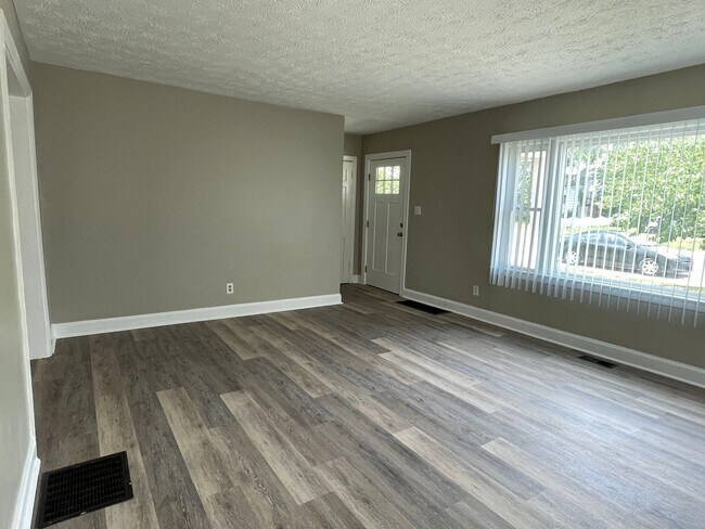 Foto del edificio - Large 4 Bedroom 2 Bath Home