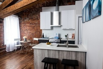 Building Photo - 85 King St E