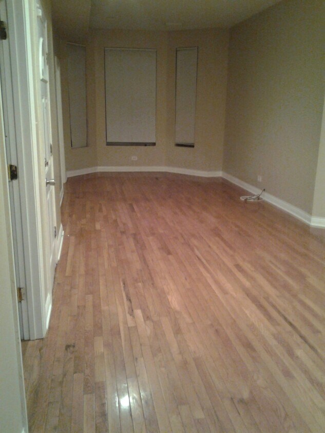 Sala y comedor - 6630 S Ingleside Ave