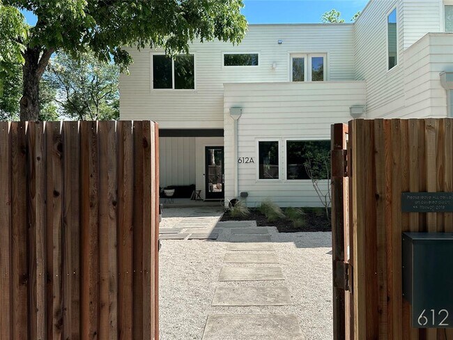 Building Photo - 612 W Johanna St