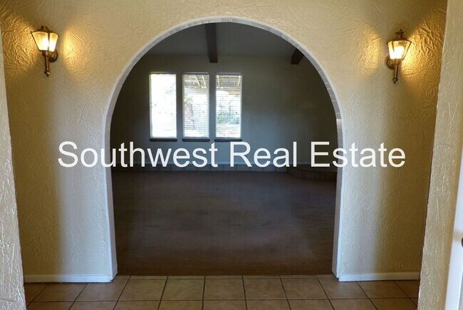 Foto del edificio - Large 3 Bedroom with shop-