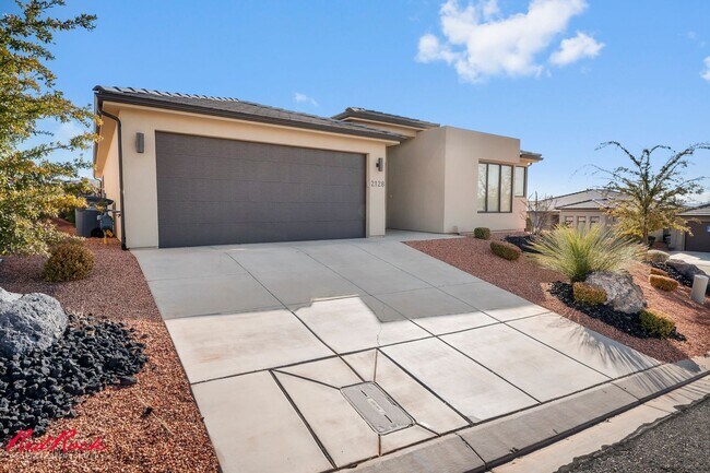 Building Photo - Modern 3 Bedroom Home in a Beautiful Desert Oasis