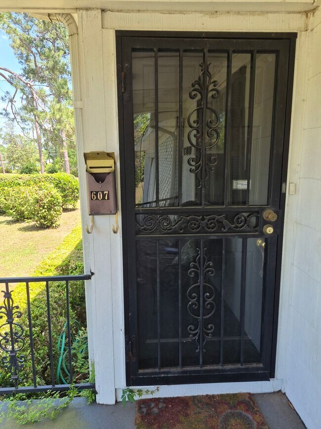 Foto del edificio - 607 Pinetree Rd