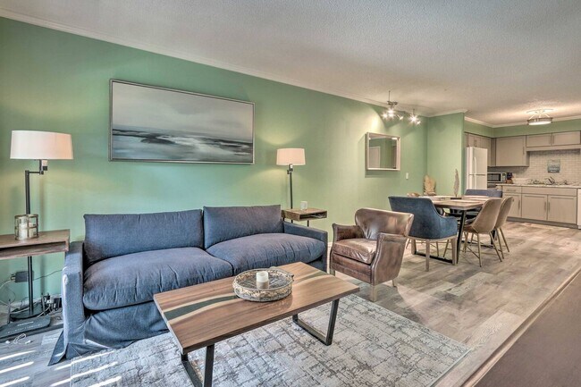Building Photo - "Charming 2 Bed/2 Bath Condo on Hilton Hea...