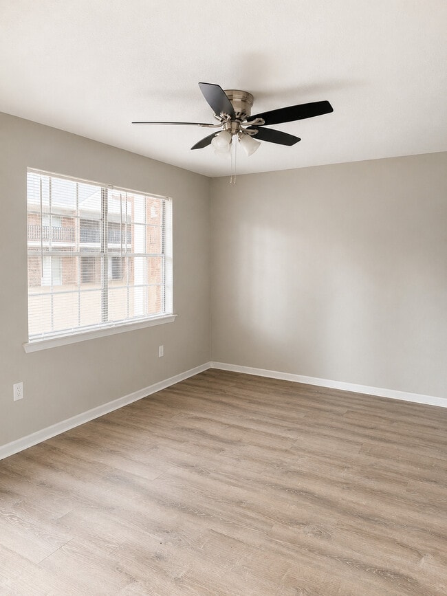 Building Photo - Oak Manor Apartments