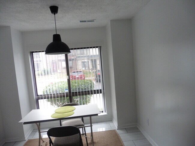 Building Photo - 8214 Mandan Ct