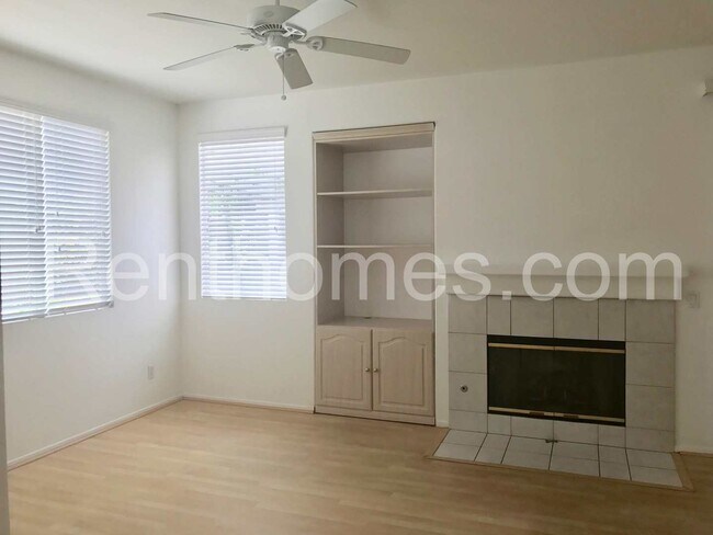 Foto del edificio - Mira Mesa, 9628 Capricorn Way - Near Movie...