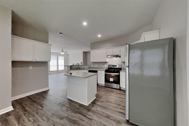 Building Photo - 7010 Apple Oak Ct